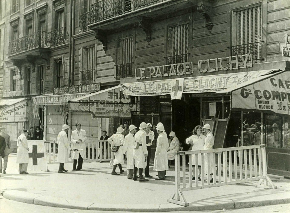 DES MEMBRES DE LA CROIX ROUGE FRANÇAISE ONT INVESTI UN CAFÉ COMPTOIR : LE PALACE CLICHY