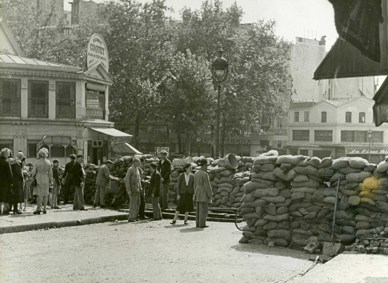 48 Fi 108, Barricades dans les rues de Paris. Les barricades sont faites avec des sacs. Quelques personnes se trouvent autour