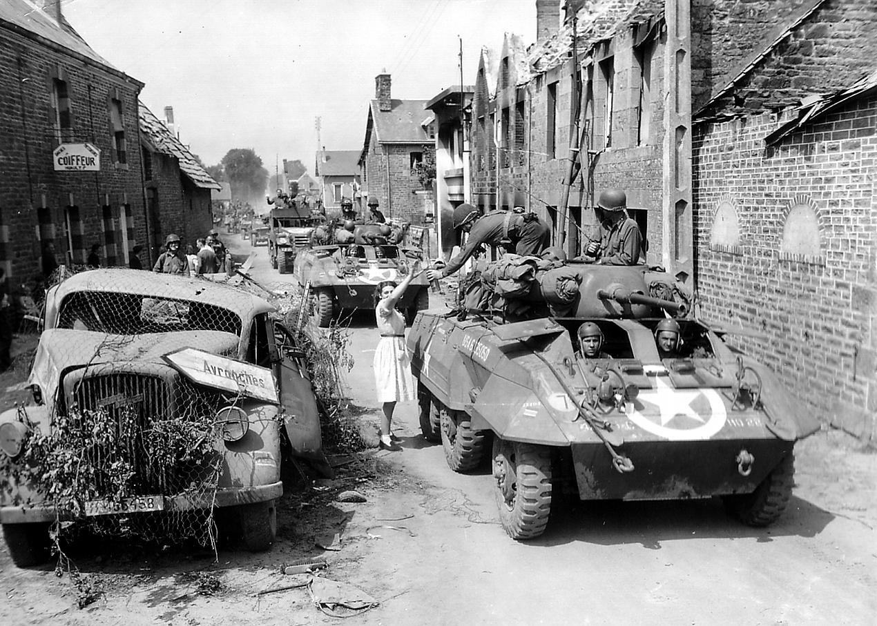 Des éléments du 25th Cavalry Reconnaissance Squadron (Mecz) de la 4th US Armored Division traverse Le Repas, commune de Folligny, le 31 juillet 1944.