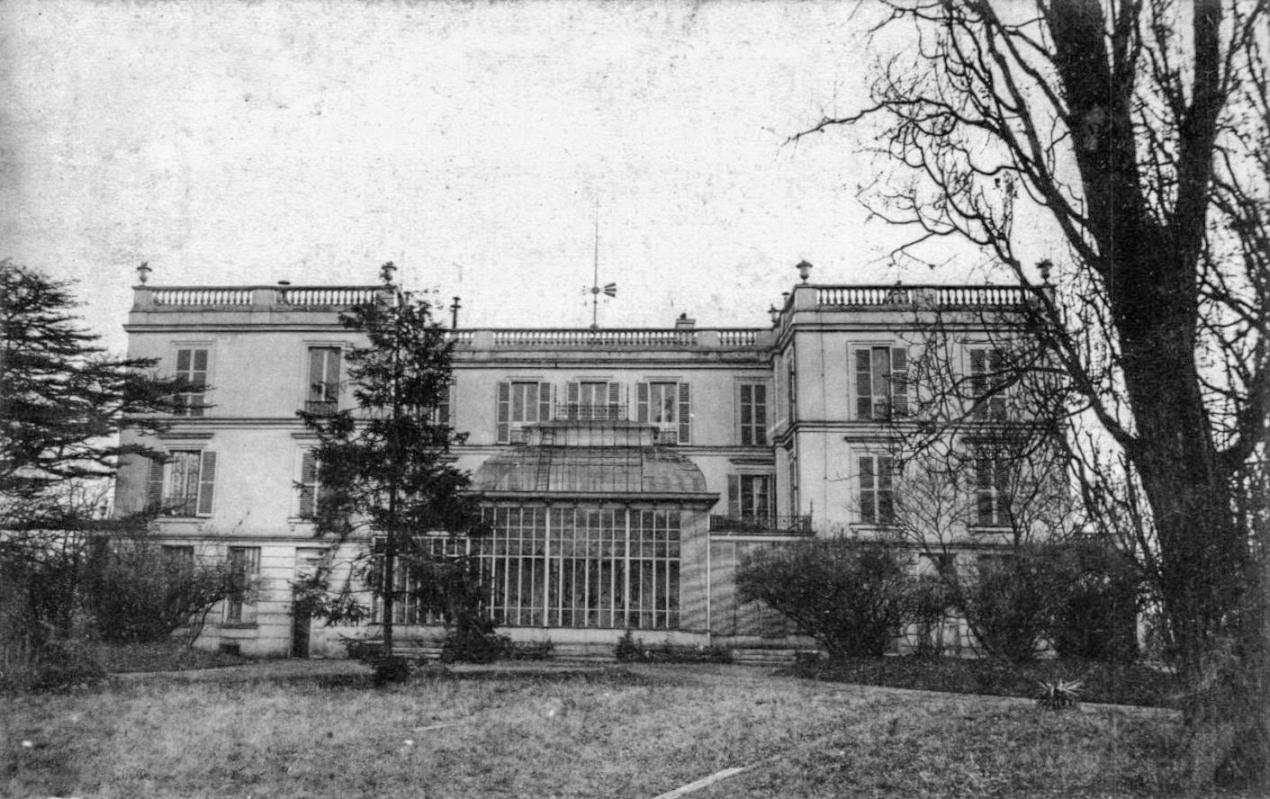 Vue sur la façade côté parc du château de Bécon-les-Bruyeres
