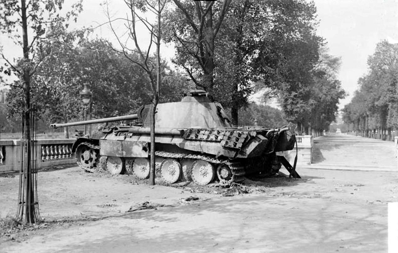 Char Panther allemand détruit sur la terrasse du bord de l'eau du jardin des Tuileries - Libération de Paris 1944