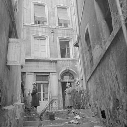 Rue de Bourgogne : A gauche le 19, en face le 14 et le 17 à droite de la rue (…)