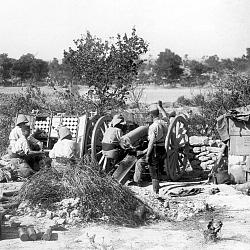 Canon et munitions sur le terrain en 1915