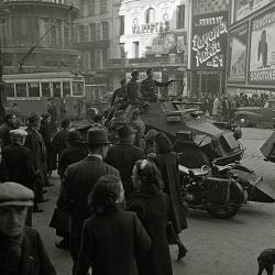 Bouchons de blindés à la hauteur du cinéma Variétés Marseille November 1942