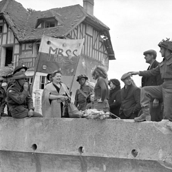 Infantrymen of Le Régiment de la Chaudière talking with French civilians, (…)