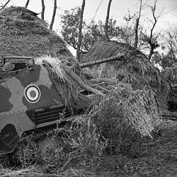 Men of the 1st Royal Fusiliers operate a captured German Marder 75mm (…)