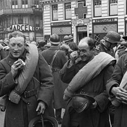 Fin du défilé sur la place de la gare de Lille. 1er juin 1940