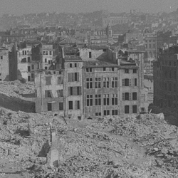 Au centre avec les meneaux, l'immeuble à préserver du 6 rue Lanternerie