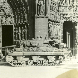 Char allié devant la cathédrale Notre-Dame de Paris 1944