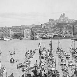 Marseille, le Vieux-Port et ses bateaux avec vue sur Notre-Dame-de-la-Garde rive