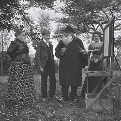 pissarro_mit_familie_an_seiner_mobilen_staffelei__eragny__1901__archives_musee_c