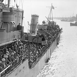 Troops evacuated from Dunkirk on a destroyer about to berth at Dover, 31 May (…)