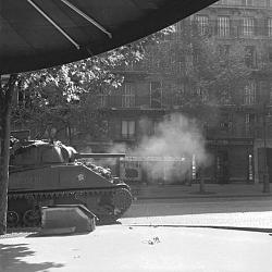 Libération de Paris août 1944 Un char Sherman de la 2e DB remonte le (…)