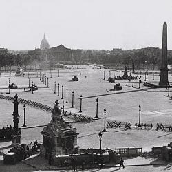 La place de la Concorde vue depuis l'Hôtel de la Marine : char Panther, (…)