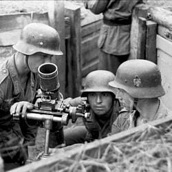Drei Soldaten in ausgebauter Stellung mit Granatwerfer
