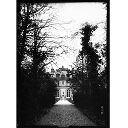10-4-13, château de la Muette [vue du château au travers d'une allée (…)
