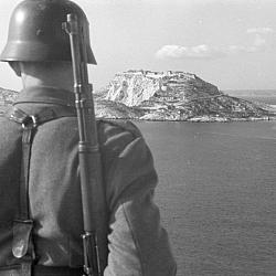 Sentinelle allemande WWII regarde le fort de Ratonneau Château d'IF (...)