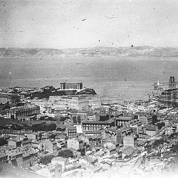 Vu depuis les hauteurs sud de Marseille sur le Palais du Pharo, le fort (...)