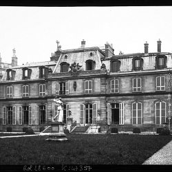 10-4-13, château de la Muette [une façade du château]