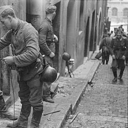 Les artificiers allemands à l'œuvre au 12 rue Bompart - Février 1943 (...)