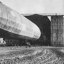 Zeppelin LZ 86 L 39 sortant du Hangar