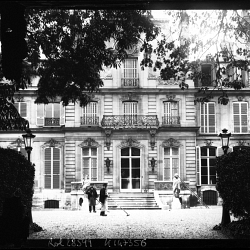 10-4-13, château de la Muette [vue du château au travers de branches (…)