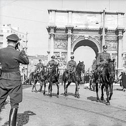 Officiers à cheval arc de triomphe porte d'Aix Marseille WWII