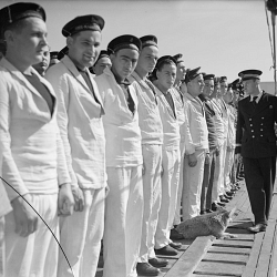 Equipage du sous-marin Casabianca inspecté par son commandant Alger 1943