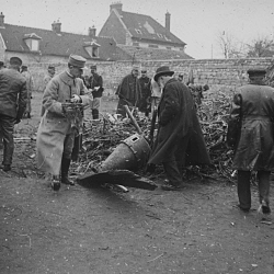 L'hélice du Zeppelin gît, rompue, à une extrémité