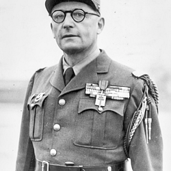 Portrait du général Magrin-Vernerey (Monclar) décoré de la Croix de la (…)