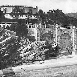 Le grand escalier de la plage et l'hôtel de la réserve - Le Rayol