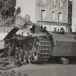 Carcasse du Sturmgeschütz III détruit par par le TD M10 Ouragan (1/4/RBFM), (…)