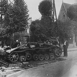 Carcasse du Sturmgeschütz III détruit par par le TD M10 Ouragan (1/4/RBFM), (…)