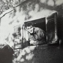 Marcel Olive dans une cabane de chasse, dans l'arrière pays Marseillais