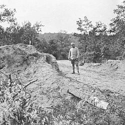 Abri de mitrailleuses allemand en béton, flaquant la vallée de la Divette (...)