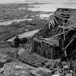 Vue du port depuis le fort du Roule conquis Cherbourg 1944