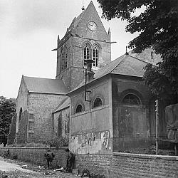 Eglise coté nord-ouest, deux GI's s'abritent derrière le muret