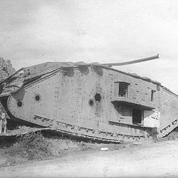 Deux allemands posent à côté de Deborah D51 mars 1918 Flesquieres