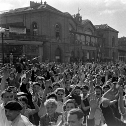 Boulevard Montparnasse à la hauteur de la rue du Départ, foule en liesse (…)