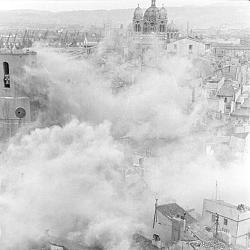 Rue Bompart dans un nuage de poussière Februar 1943 Marseille