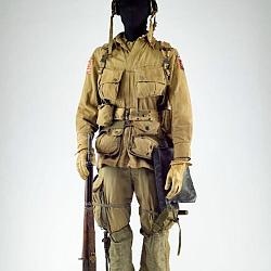 parachutiste_americain_debarquement_de_normandie_vue_de_face.jpg
