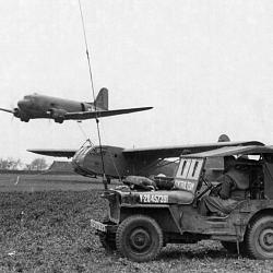 Un C-47 avec le câble de tractage rabaissé. Il tracte un Glider CG-4.