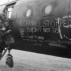 Airborne troops of 6th Airlanding Brigade admire the graffiti chalked on (...)