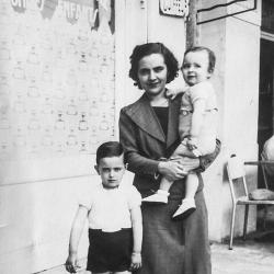Guy Nassi avec Armande sa maman et son frère Henri (dans les bras) été 1942