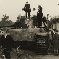Char allemand Panther détruit environné par la foule devant les grilles du (…)