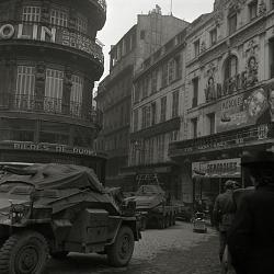 Stationnement de blindés allemand devant le cinéma Variétés November 1942 (...)