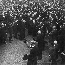 Le général de Castelnau s'apprêtant à prononcer un discours à Nancy (1925).