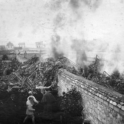 Du milieu des poutres enchevêtrées, de part et d'autre du mur, de la (…)