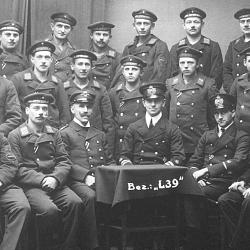équipage du Zeppelin L 39 avec son commandant Robert Koch au milieu