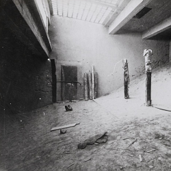 Trois poteaux d'exécution en place - sous une verrière - et le mur (…)